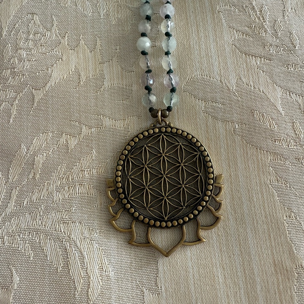 Elegant Gold Pendant Necklace